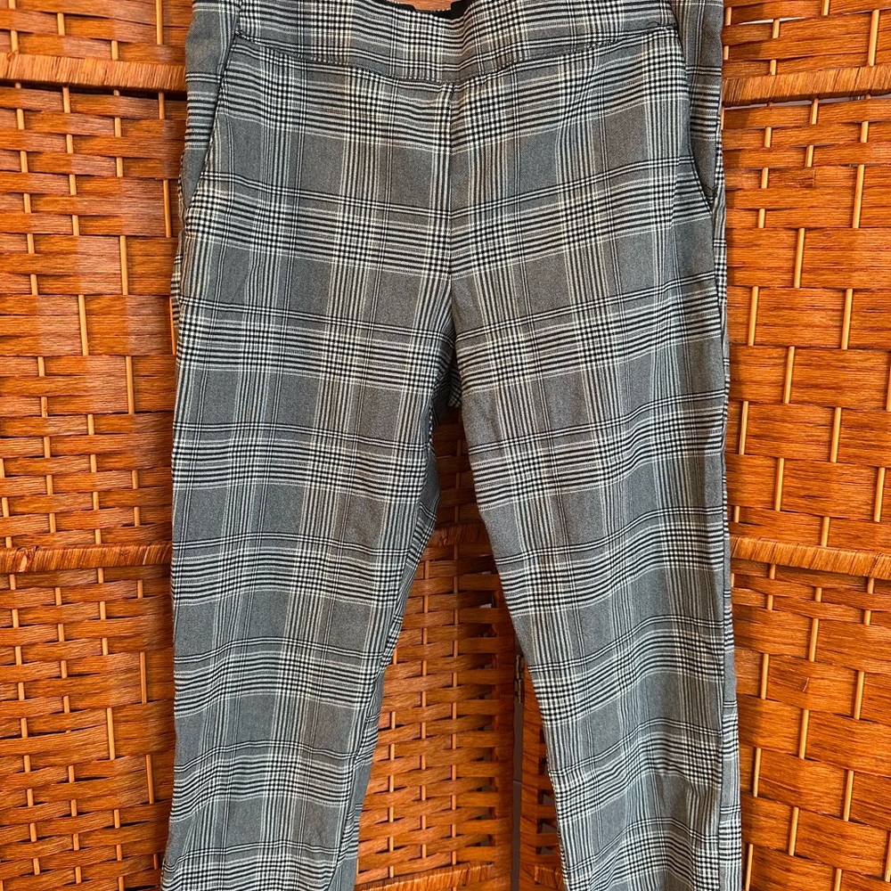 Vera Wang Gray and Black Plaid Capris